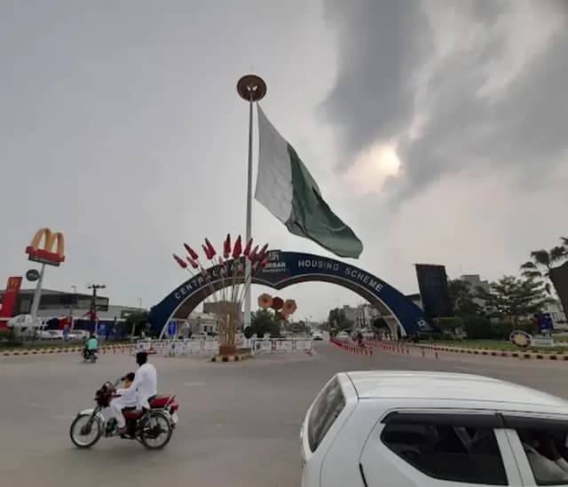 Central Park Top Location Plot 1 Kanal Builder Plus Investor All Facilities Available Here Prime Location . . . .