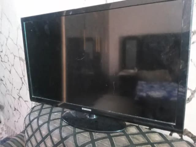 Samsungs LED TV . . . . CC TV camera veiwer TV