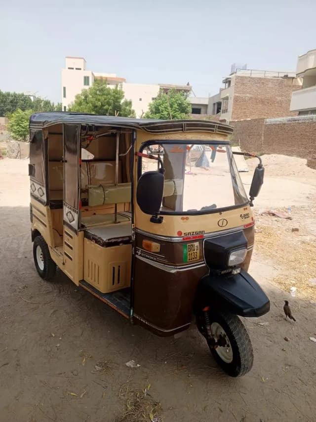 : "اسکول اور کالج کے لیے رکشہ ماہانہ دستیاب ہے"