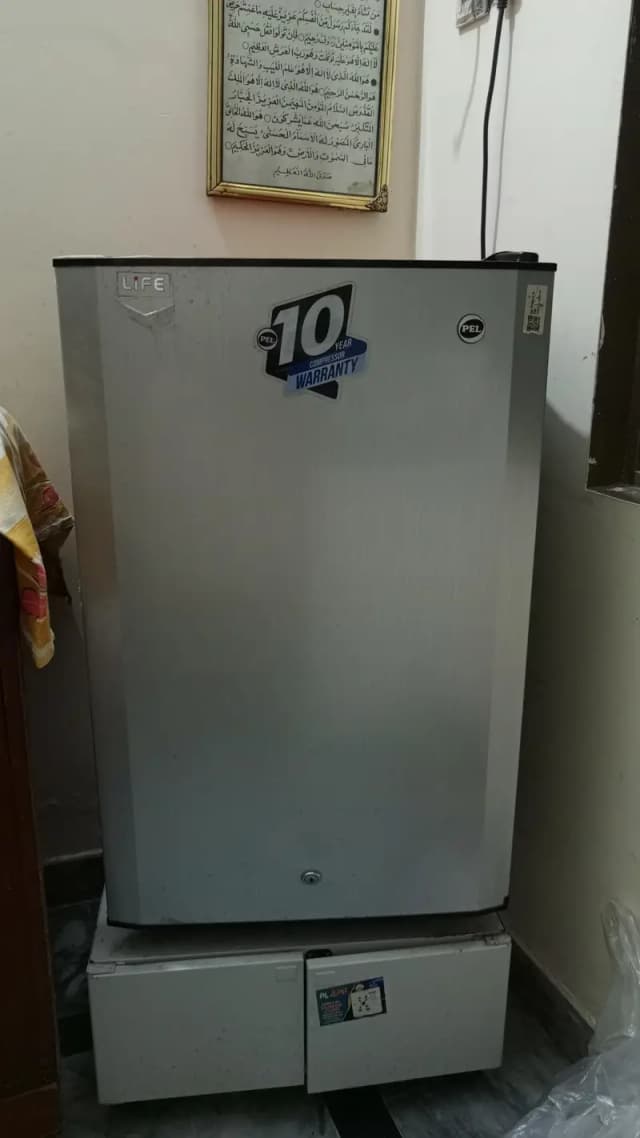 almost new small size room pel fridge for sale 100% ok