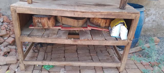 2 Tables aur 1 electric kanda