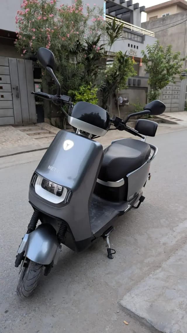 Metro E8S electric bike scooty for sale