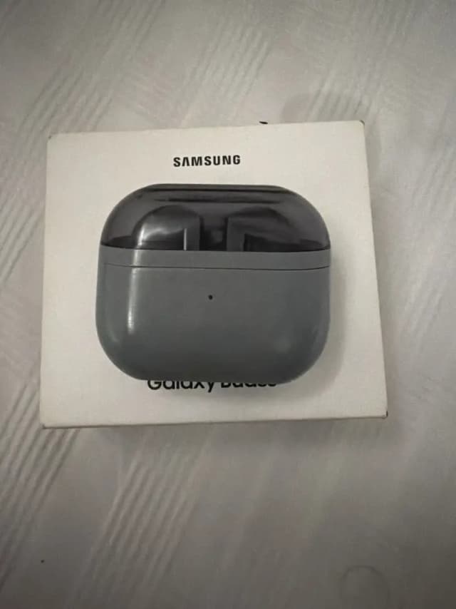 Samsung buds 3 silver colour