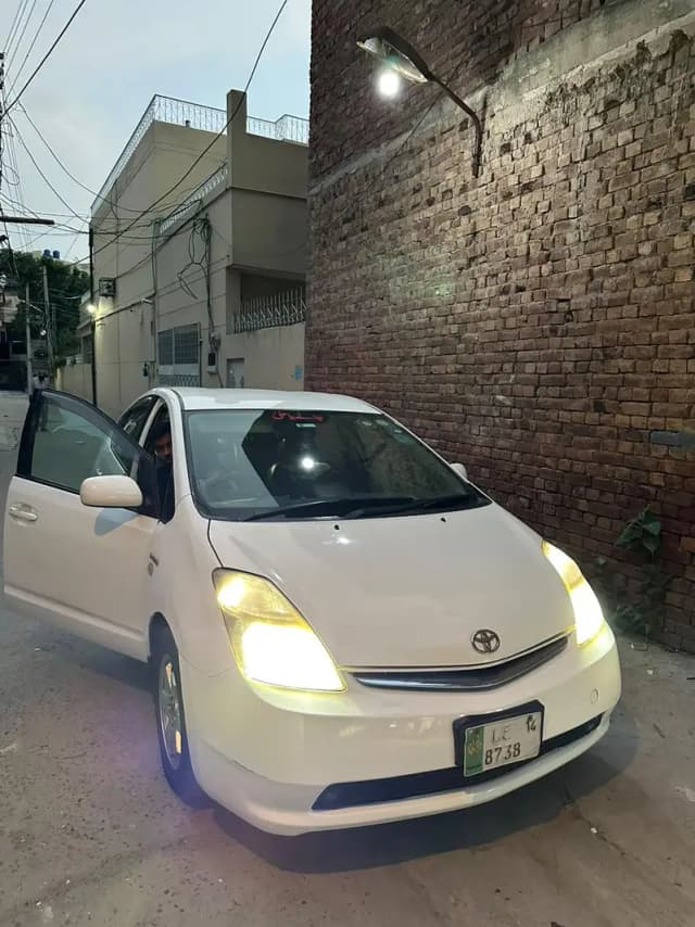 Toyota Prius 2010 – White | Lahore Registered | Fully Loaded