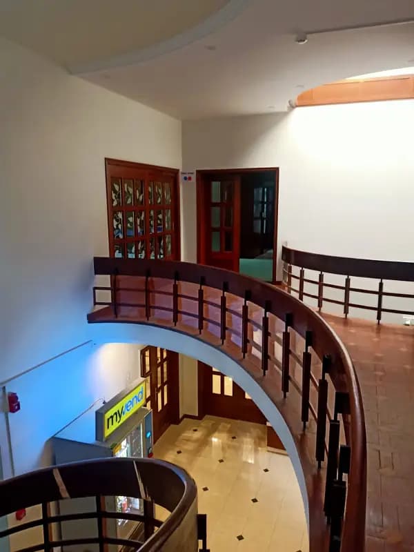1000 sq yards main karsaz road ground floor constructed with huge car parking for silent commercial use