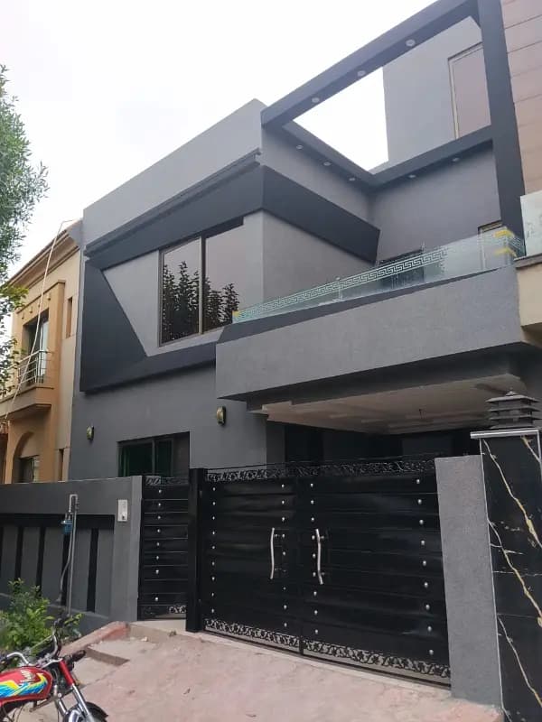 5 Marla Beautiful House for Sale in BB Block, Sector D, Bahria Town Lahore