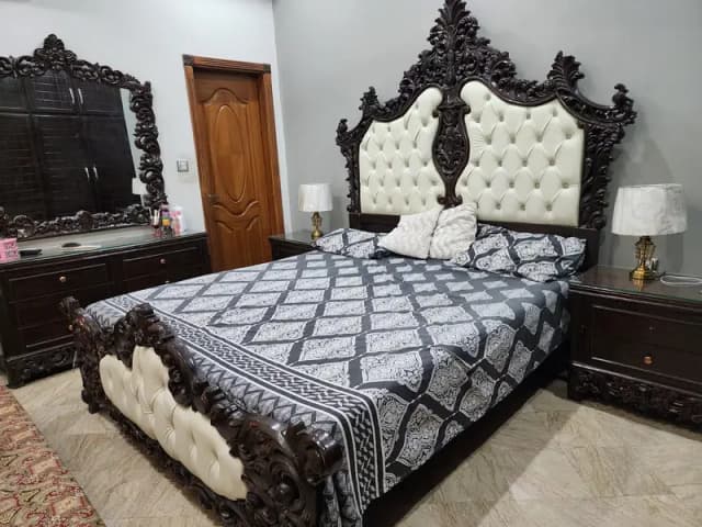 selling pure itali Bed set king size chinoti