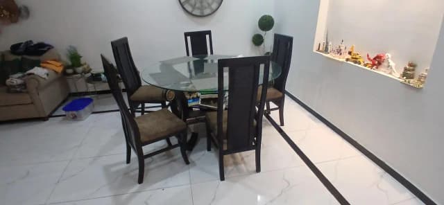 5 Seater Dinning table with chairs for sale