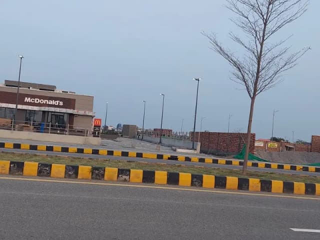 CORNER + NON CORNER PAIR ON 70-FEET WIDE ROAD PLOT # Q-188+189 RESIDENTIAL PLOT LOCATED IN THE BEST BLOCK OF DHA LAHORE.