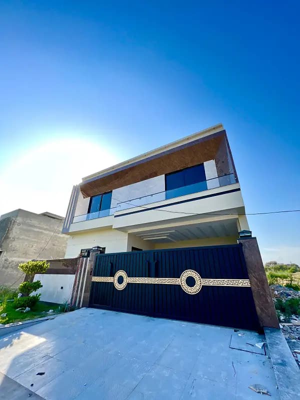 10 Marla Brand New House For Sale