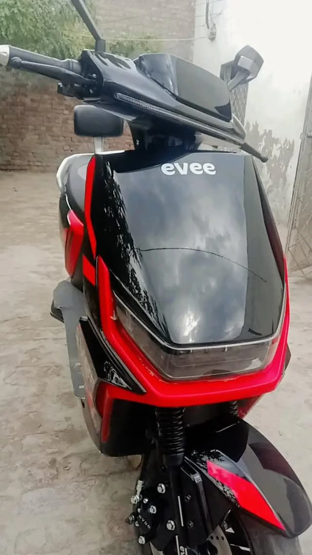Evee Gen-Z Electric Scooty - 6 Months Used (Just 4200 KM