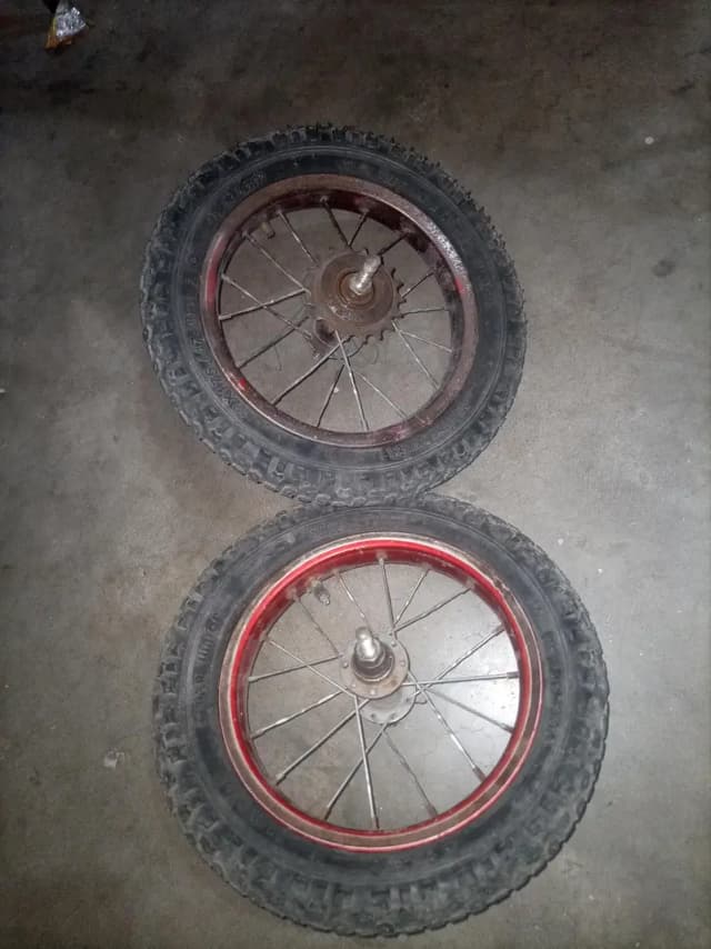 kids cycle bicycle 12 inch pair of tyres. contact number 03005628817