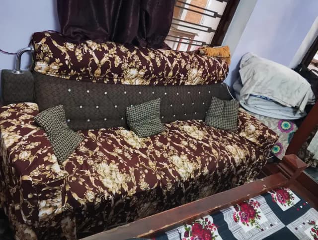 5 seater sofa set in normal condition