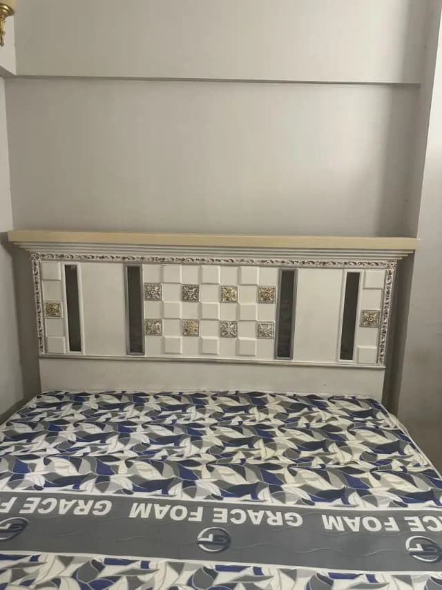 Wooden king size bed for sell with mattress