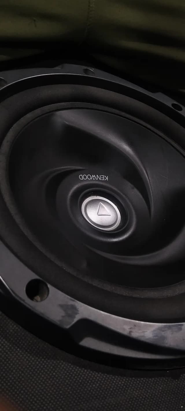 Kenwood woofer, Almani amplifier. .