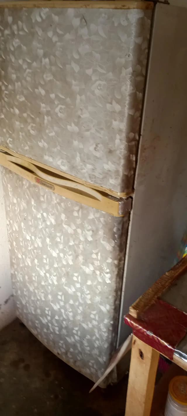 refrigerator for sale achhi halat main hy cooling achhi karta hy