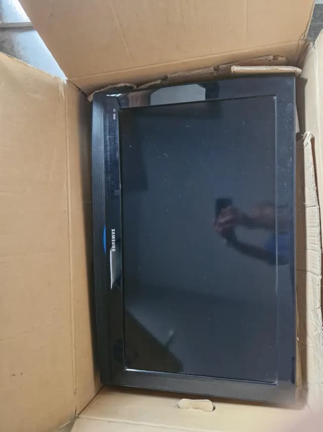 Barely used Samsung 32" LCD tv