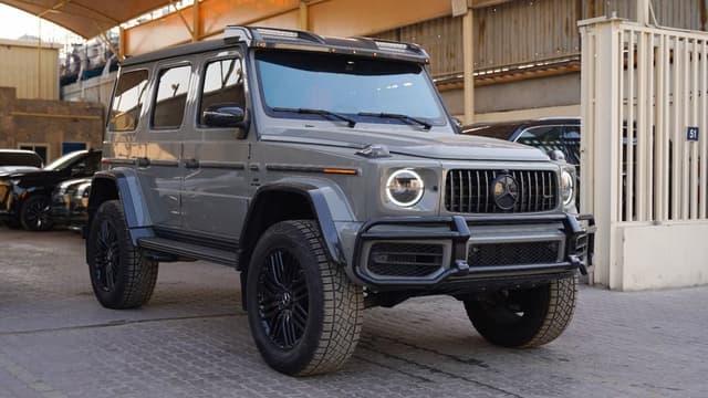 Mercedes Benz G 63 AMG 4X4² Engine & Performance 	•	Engine Type: 4.0-liter V8 biturbo AMG-built engine.  ￼ 	•	Horsepower: Approx