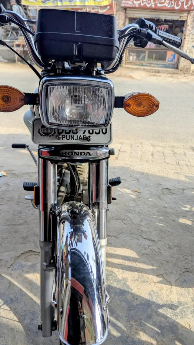 Honda 125 in Black colour 2024/2025 10/9 condition