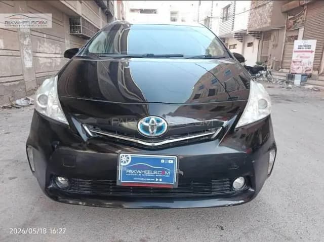 Toyota Prius Alpha 2013