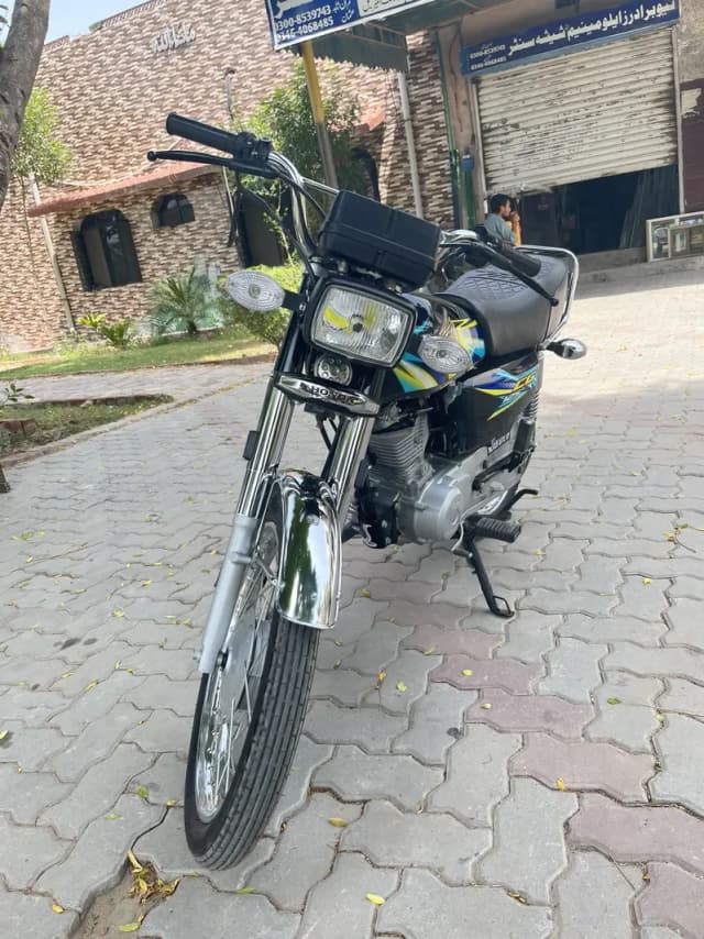 125 Black 2026 model