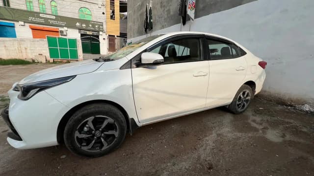 TOYOTA YARIS GLI CVT 1.3 2025 | SINGLE OWNER | LOW MILEAGE    D