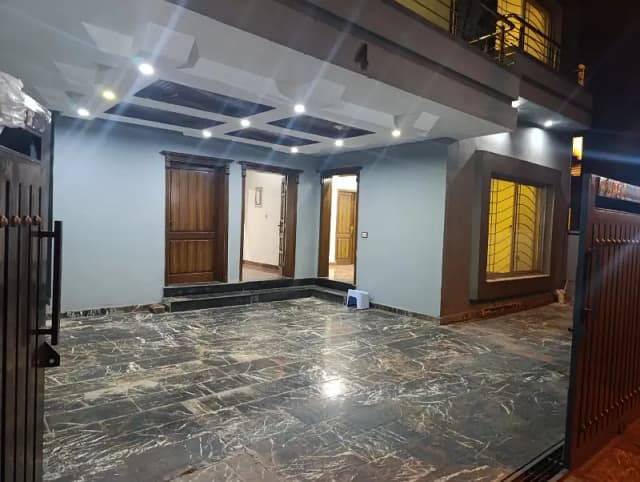 8 Bedroom House With Gas With Beautiful Lawn