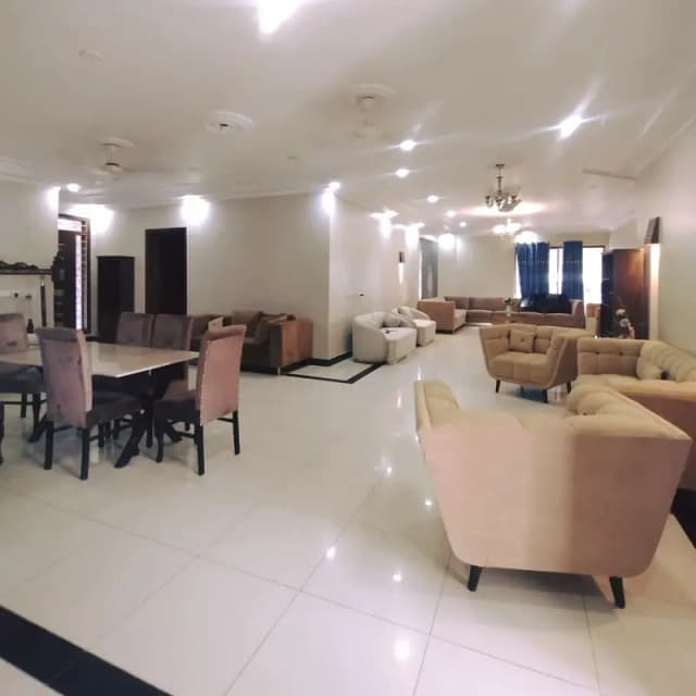 Don't Miss !!Gulshan Block 8 Corner 600 Yards Double Storey Bungalow For Sale