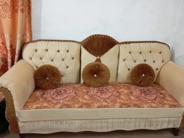 Sofa 7 seater, /luxury sofa set/ urgent sale /, wooden sofa set/