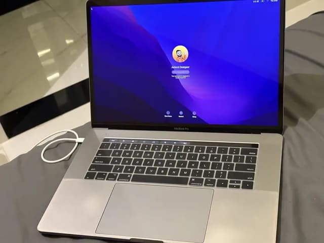 MacBook Pro 15” 2018 Touch Bar / i7 / 16GB / 512GB / Radeon 560X