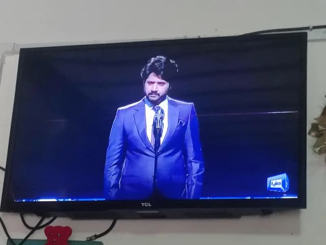 32inch ki hai or 4 lines hai chel ok re hai