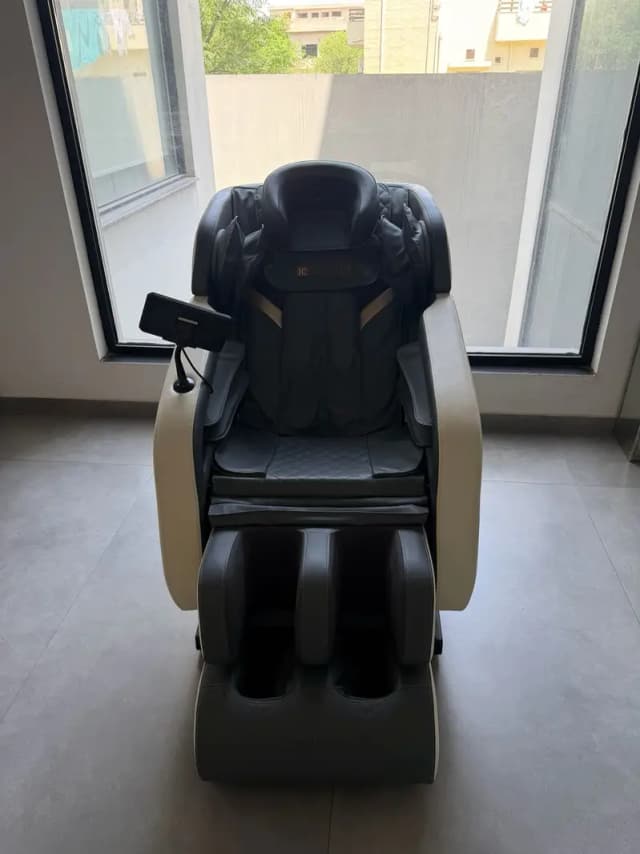 JC Buckman RefreshUs Massage Chair