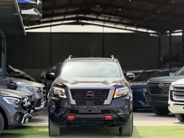 Nissan Navara  2.4 L DIESEL AUSTRALIAN