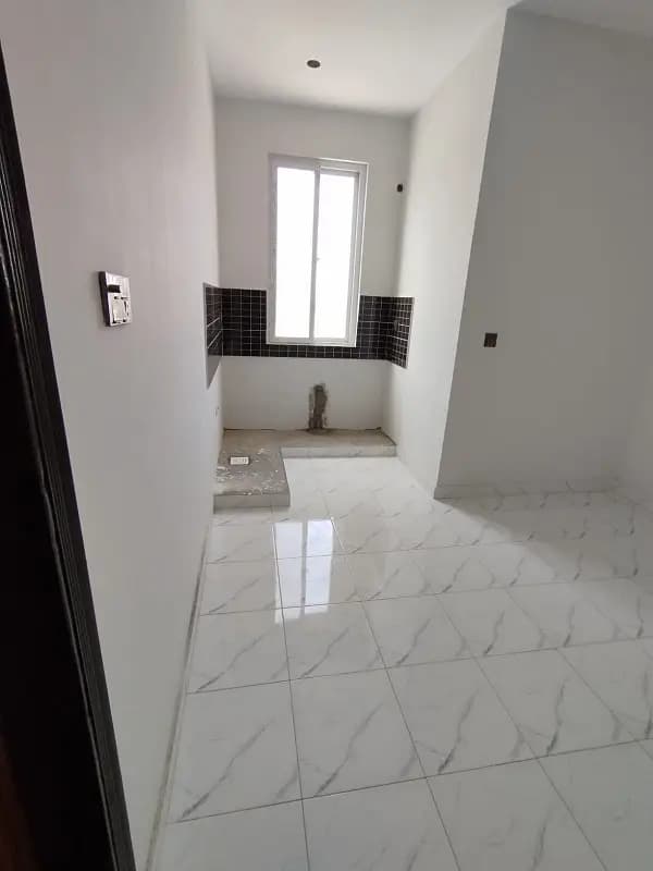 580 Sq Ft Flat in Falaknaz Dreamz main Chowrangi Reqdy to Shift