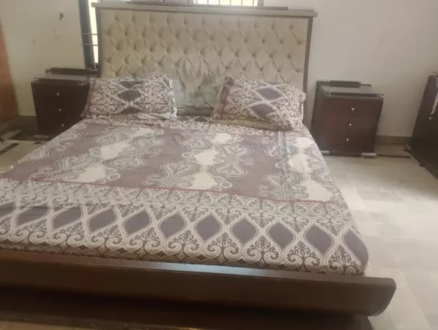 Good condition bed set