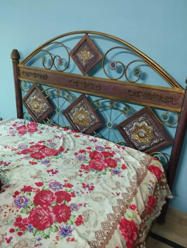 King Size Iron Bed with 13" Dura Foam Spring Mattress