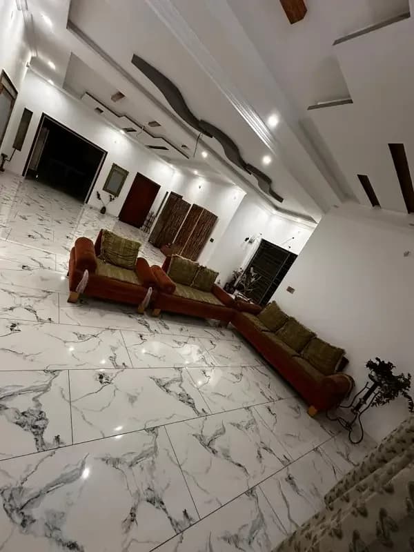 1 Kanal Like New Spaceous Upper Portion in Valencia Town