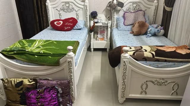 2 beds with side table with dressing table