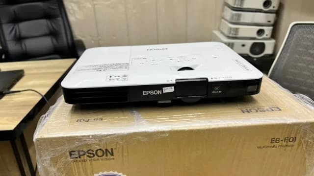 Epson 1785 w wifi wireless projector 3200 lumens with 3 months