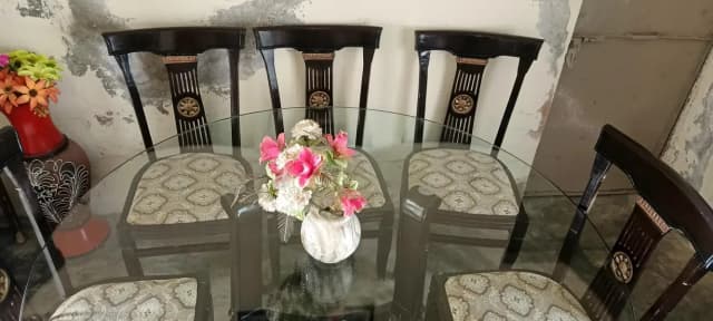 glasse dinning table and 6 chairs