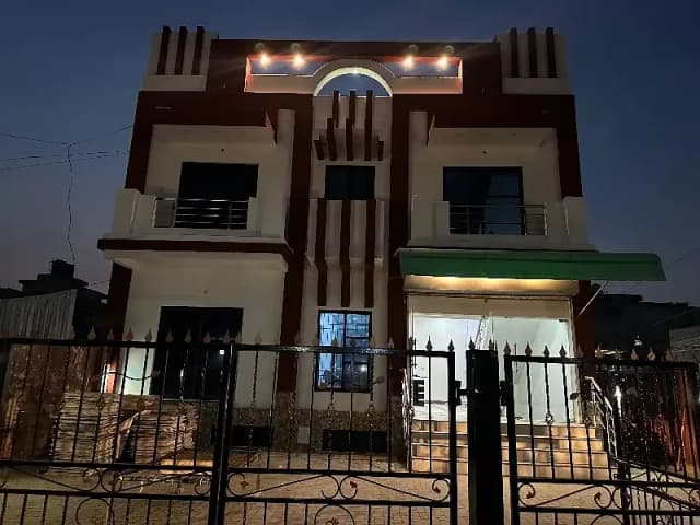 AHMED ASSOCIATES OFFERS 1 KANAL COMMERCIAL PLAZA FOR RENT IN JOHARTOWN R2 NEAR TO SHUKAT KHANUM HOSPITAL LAHORE.