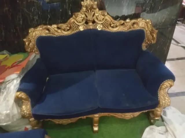 sofa for sale in super good condition bass dust h condition 10/8.2