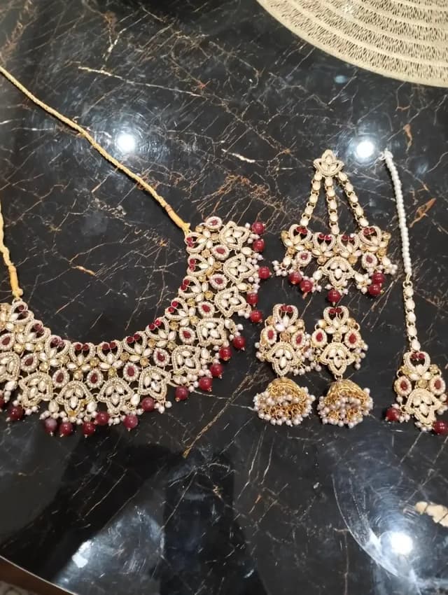 Artificial Maroon aur Gold Kundan Bridal Set