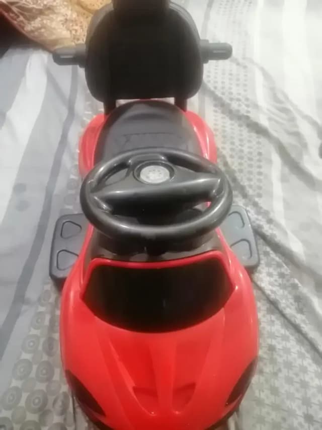 kids car condition 10/10 very gud quality  new  prices carrefour 7000