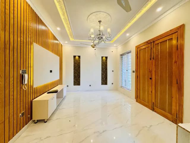 Golden opportunity Reasonable Price Portion) independent Seperate Gate 1 Kanal 2 BIG MASTER BEDROOM PORTION Brand New First ENTRY PORTION