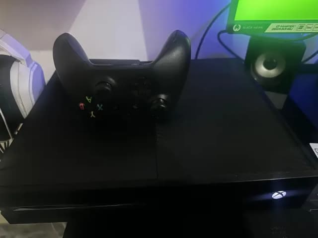 Urgent sale Xbox one 1tb price negotiable with one original controller