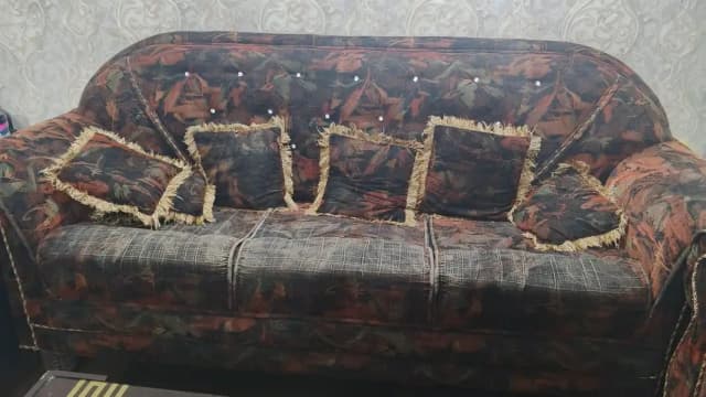 6 Seater Sofa Set in Good Condition