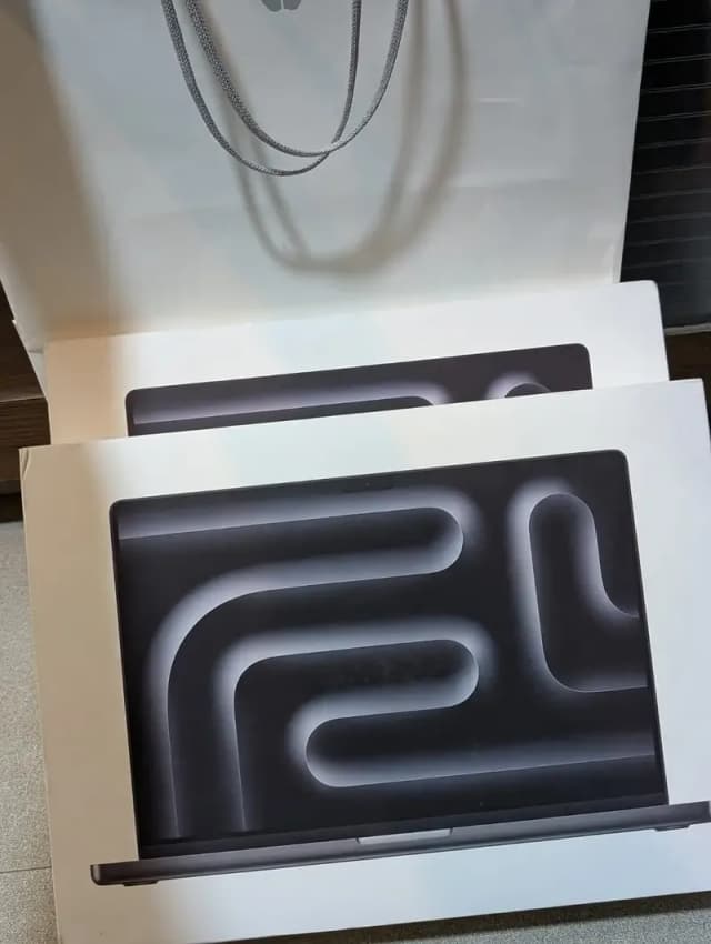 MacBook Pro M5 Pro 14" 24/1TB All Colors Box Pack From USA