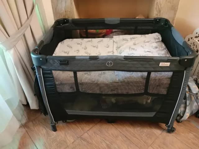 baby cot (travel friendly) 10/10 condition