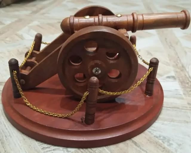 Wooden Art Top, Elegant Wooden Showpiece for Home Decor
